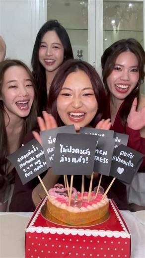 grace maneerat on Instagram: "ความสำเร็จของพวกเราในปีนี้:) รักพี่ๆทุกคนน❤️"