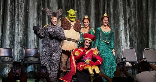 Tiago Abravanel usa 200 próteses e leva cerca de 3 horas para se transformar em Shrek no teatro