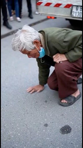 Chiều muộn, con đường quê vắng lặng, ông cụ ngoài bảy mươi tuổi lặng lẽ chạy chiếc xe máy cũ kỹ đi mua ít thuốc cho vợ. Gió thổi hun hút, mái tóc bạc phơ bay theo từng nhịp xe chậm chạp. Bất ngờ, phía trước là chốt của Cảnh sát giao thông Việt Nam đang kiểm tra giấy tờ. Ông cụ run run dừng xe theo hiệu lệnh. Người chiến sĩ nhẹ nhàng yêu cầu xuất trình giấy tờ, nhưng ông lục mãi trong túi áo sờn cũ vẫn không tìm thấy đăng ký xe. Theo quy định, lực lượng chức năng buộc phải lập biên bản và tạm giữ