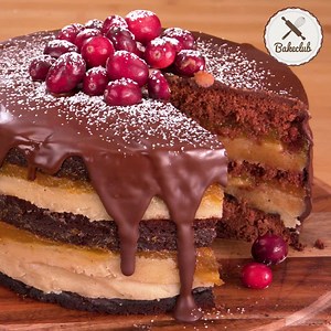 Was kann es besseres geben als Dominosteine? 🤔 Richtig, eine ganze Dominostein-Torte! 😃 Herrlich weihnachtlich, super saftig und unwahrscheinlich lecker! ☺️🌟 HIER ZUM REZEPT ➡️ https://youtu.be/cgFXMVr-8Tc | BakeClub