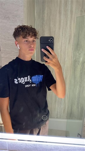 Selfie Tips for Beginners: Perfect Your Pose