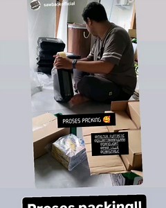 Gema Cita Andika on Instagram: "Dalam soft-opening toko online kami @sawbackofficial ..TCG pokemon kami habis dalam 1 streaming! 😭😭👍🏻👍🏻👏🏻👏🏻 dari sluruh penjualan pertama kami kemarin ada 3 trials & errors, kami mohon maaf utk hal tsb 🙏🏻 dan tntunya sudah kami tangani dn 2 orang lainnya sudah dikembalikan uangnya 100%..akan jd pembelajaran utk kedepannya pas kami jualan Online 👍🏻🙏🏻 Untuk skrg kami Lagi proses packing guys! 😃 kan dikirim di bulan januari semuanya, lg proses packin