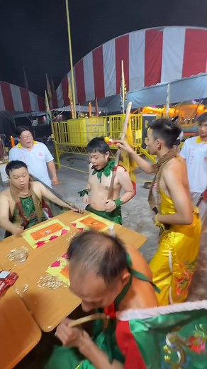 不要整天说我buli kecil料蛤🤣🤣🤣 我真的有还他糖糖还给他玩具的咯！🤣🤣 | Christine Teoh