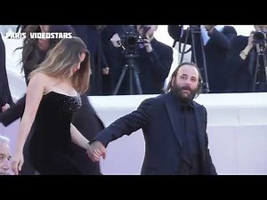 Laetitia Casta portée par Vincent Macaigne sur le tapis rouge du Festival de Cannes le 15 mai 2026