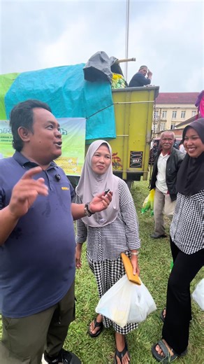Heboh rame ibu2 kmren di lapangan Polsek Indralaya beli beras murah minyak dll program presiden melalui Pemkab Ogan Ilir gerakan pangan murah serentak nasional 👏👏di tunggu akan berlanjut ke 16 kecamatan yg ado di Ogan Ilir Ike deh kire kire 😃😃👏👏👏🫰 @Panca Wijaya Akbar @pemkab.oganilir @MrSapojada
