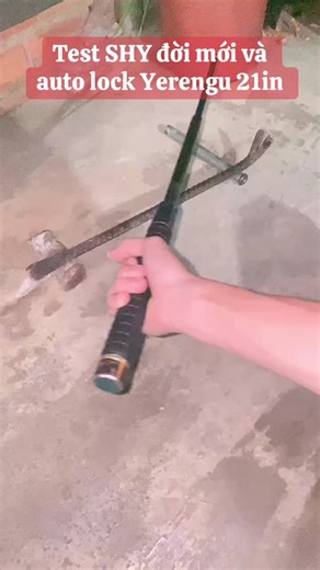 Khách hàng test baton SHY đời mới và auto lock Yerengu vân trơn bằng...xà beng #baton #batonshy #shy #yerengu #autolock