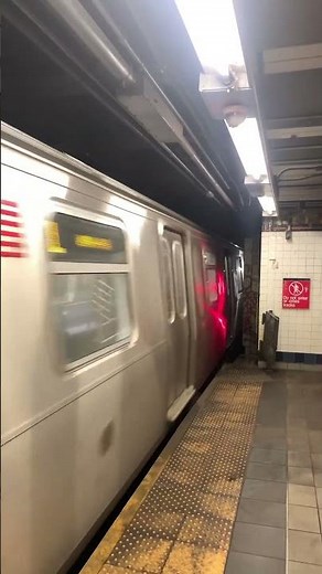 MTA (L) train Arrives at Myrtle Avenue-Wycoff Avenue