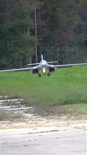 Witness the power of a B-1B Lancer landing