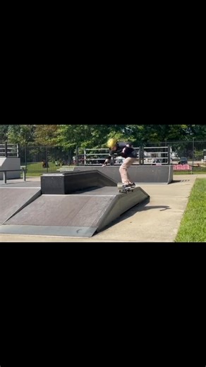 Frontside ride on 50-50 funbox edge #skateboarding #skatepark #frontside #5050