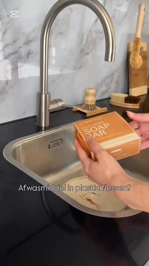 Steeds meer mensen kiezen voor een plasticvrije keuken  Ondek ons bestverkochte product:  Handgemaakt in Amsterdam  Geen plastic flessen meer 識 Effectief, natuurlijk en hervulbaar ➡️ Doe je mee? | The Plastic Free Co. | Facebook