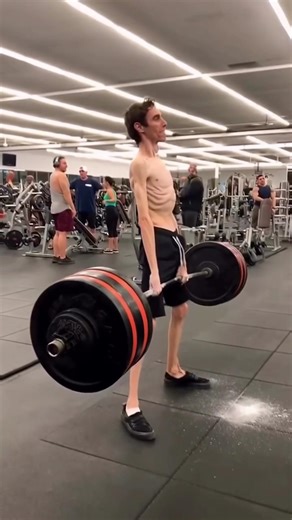 “When the weakest guy in the gym lifts the heaviest weight 😂💪 | Funny Gym Short” #trendingshorts