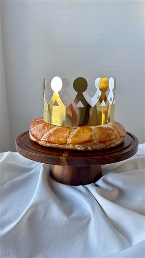 MAISON LUMA FRENCH BAKERY on Instagram: "LA GALETTE DES ROIS 👑 — One of my favorite cake !! You have to try it ! I can’t even describe how good it is… buttery, flaky, with rich almond frangipane. I can resist, do you ? __________ #daphnealabama #daphne #fairhope #fairhopealabama #microbakery #homebakery #maisonluma #frenchbakery #frenchpastry #cottagebakery #cottgebaker #holidaysmenu #christmastime #noël"