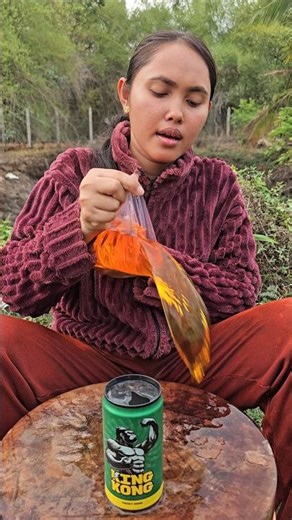 Survival Skills SMART and USEFUL mom show how to save water in forest #outdoors #skills #survival