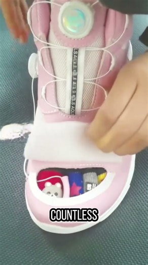 Split toe shoe with flap closure