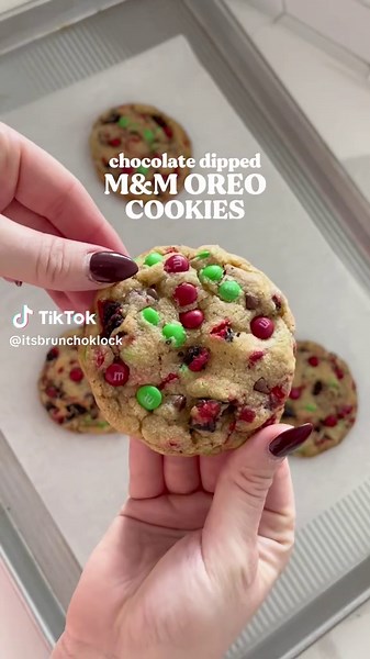 chocolate dipped m&m oreo cookies for national cookie day 🥳😍 @M&M'S US @OREO @Nestle Toll House 📌 get the full recipe on my blog, itsbrunchoklock.com — link in bio ❤️ https://itsbrunchoklock.com/chocolate-dipped-mm-oreo-cookies/ #baking #chocolate #oreo #recipe #christmas
