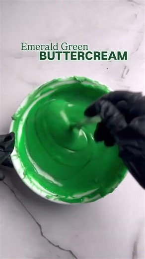 How to make EMERALD GREEN BUTTERCREAM 1