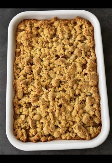 🥧 Rhabarber-Apfel-Kuchen mit Pudding Zutaten: - 330 g Mehl - 160 g kalte Butter - 120 g Zucker - 1 Ei - 1–2 EL Milch - 1 Prise Salz - Optional: Vanillezucker Zubereitung: 1. Mehl, Zucker, Salz mischen. 2. Butter einarbeiten. 3. Ei und Milch zugeben und zu einem Teig verkneten. 4. 20–30 Minuten kalt stellen. 5. In die Form drücken, Rand hochziehen. 6. Bei 180 °C ca. 10 Minuten vorbacken. Streusel Zutaten: - 200 g Mehl - 120 g Zucker - 120 g kalte Butter - etwas Zimt Zubereitung: Zu Streuseln ver