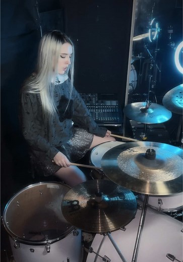 Femme Batteuse : Talents de Drumming Alternatif à Paris