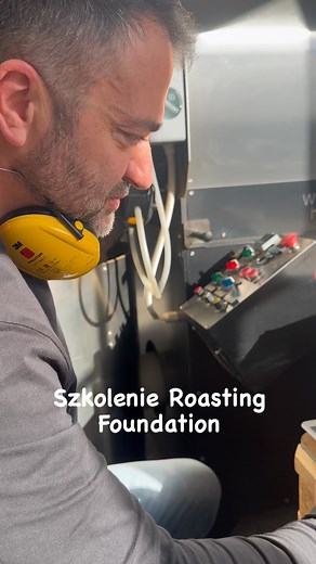 Marzysz o własnej marce kawy, ale nie masz wystarczająco dużo kapitału na wyposażenie palarni? Wypalasz kawę na kilogramowym Aillio Bullet, sprzedaż wzrasta i nie nadążasz z produkcją? Zapraszam do CoffeePro, gdzie od podstaw nauczysz się pracy na pięknym 30 kg piecu, wynajmiesz przestrzeń magazynową, maszyny do produkcji i pakowania, lub po prostu zlecisz nam wypalanie twojej kawy! Potrzebujesz więcej informacji? Pisz na gosia@coffeepro.shop lub dzwoń: 533 438 553 | Coffee Pro