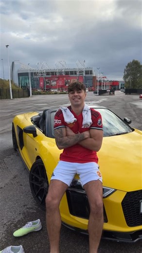 𝐙𝐚𝐤 𝐁𝐥𝐚𝐜𝐤𝐦𝐚𝐧 | What do you call…🦖 #explorepage #ksi #zakblackman #manchesterunited #socks | Instagram