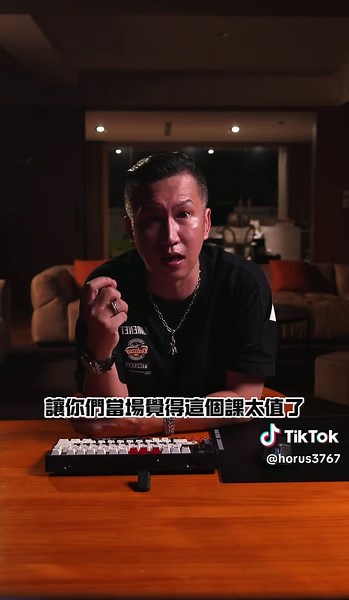 怎麼做用一時、怎麼想用一世！ 別人教你的是 “怎麼做”，我堅持的是你得學“怎麼想” 先建構邏輯，再衍生方法，這才是能真正落地、真正賺錢甚至穿越週期能夠傳承的根本！ 怎麼做，是別人的經驗，學會也會過時； 怎麼想，是自己的能力，學會一輩子受用。 #附庸風雅的獅子 #商業 #邏輯 #認知 #知識
