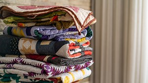 How To Tell If Your Thrifted Quilt Could Actually Be Worth A Lot Of Money - House Digest