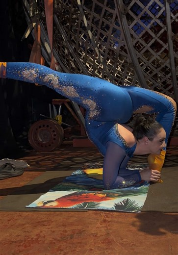 Playing around during my contortion warm up #contortionist #backbend #stretching #brasil #fyp