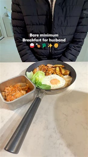 bear_wife on Instagram: "Breakfast for husband day 15 - galic butter chicken rice I missed the timer and overcooked it a bit this time... but if you follow these exact steps, you’ll be able to enjoy that perfect runny yolk! 1. Cover the pan and cook over medium heat for 13 minutes. - A bit of cooking oil, frying powder, chicken thighs, salt. - Wedge-cut potatoes. - Strainer. - Plate + cooking oil + egg. - Bok choy 2. Open the lid and flip the potatoes and chicken. 3. Make the sauce: -1T Butter, 