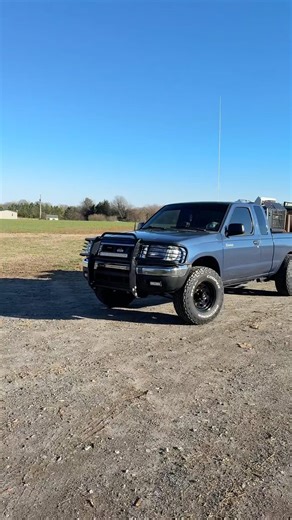 1st Gen 2000 Nissan Frontier Hauling Scrap Metal