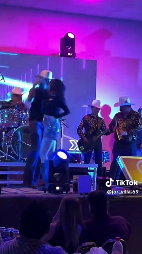 El Brinquito: Baile de Vaqueros en Grupo de Amigos