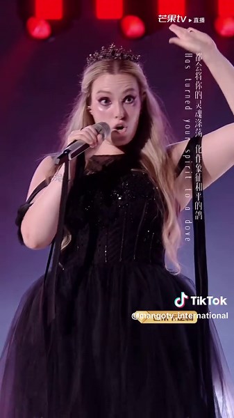 #Singer2025 Fancam Shot #Believer by #GraceKinstler Electronic sound waves collide with rock flames, giving the adapted song a distinct and awe-inspiring quality that sets it apart! Every Friday 19:45 (GMT 8) on MangoTV ➡https://d.mgtv.com/zD-Q Exclusive multi-view singer cams await! #歌手2025 竖屏舞台直拍· #格瑞丝·金斯勒 电子音浪撞上摇滚烈焰，在《Believer》中被编织成绚烂的音乐幻境。 每周五19:45 锁定MangoTV看歌手直播➡ https://d.mgtv.com/zD-Q ，更有歌手个人机位等你来解锁！