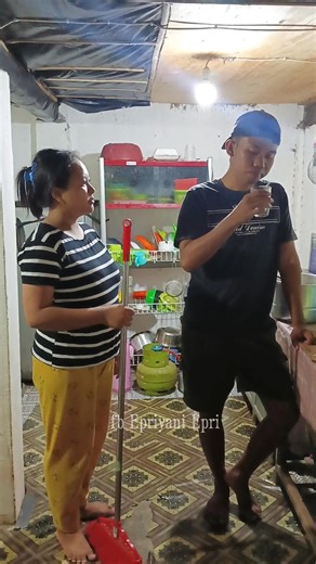 begini kelakuan nya agar ga di suruh nyapu 😤 #fyp`` #reels`` #comedy`` #pasutri`` #viral`` #pengikut`` #sorotan`` #semuaorang | Epriyani Epri