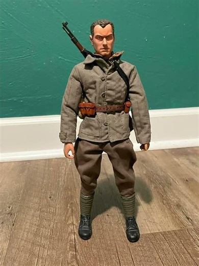Ww2 action figure showing