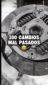 📢 ¿Saben qué es el famoso Código 300? 🤭 No, no es un error de scanner… es ese “código secreto” que usamos en el taller cuando llega un auto con 40.000 km y ya sin embrague. Al revisarlo, pensamos que la falla pudo ser el Código 300: 300 cambios mal pasados 😅 💡 Para los que no lo saben, el embrague tiene un material de fricción (parecido a una lija especial) que permite que el motor y la caja se acoplen para pasar los cambios suavemente. Cuando ese material se gasta… ya no hay magia, y el aut