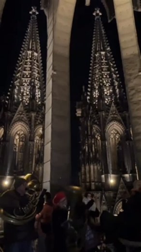 Kölner Dom - Cologne Cathedral on Instagram: "✨ Allen eine gute Nacht zum 1. Weihnachtstag. Dieses Video ist gestern an Heiligabend entstanden – begleitet von Stille Nacht.🎄🕯️ Frohe Weihnachten! 🤍 #kölnerdom #dom #froheweihnachten #colognecathedral #koelnerdomofficial"