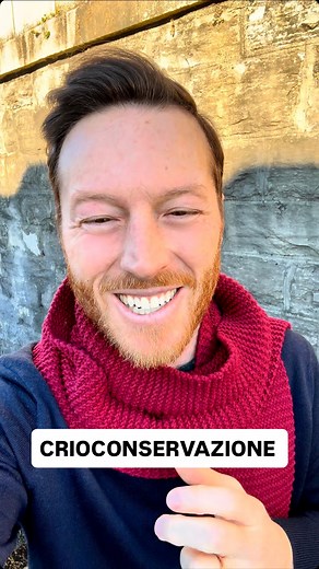 Simone Bilardo on Instagram: "Raga, vi racconto una cosa delicata e vera, senza filtri. Nel 2023, subito dopo la biopsia del tumore fronto-basale sinistro — quello che passa vicino a una delle vene principali che porta il sangue al cervello — arriva una frase che ti spacca in due: 👉 prognosi: due anni di vita. Poco dopo, prima di iniziare la chemio, i medici mi dicono una cosa molto concreta: la terapia avrebbe potuto abbassare il testosterone a livelli minimi. Tradotto: meglio valutare la crio