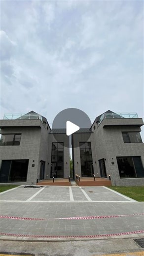 슬기로운 내집마련 on Instagram: "친한 친구, 형제,자매랑 같이 살면 좋겠네요🏡 ->더보기 [...] 상세정보 있어요:) 위치 : 경기도 김포시 면적 : 실내 78평 가격 : 분양 10억 9,000만원 ✏️오늘의 주택은! 데칼코마니 하우스 두 건물이 단독으로 나란히 지은 집이에요 아파트 인프라를 이용하면서 층간소음, 이웃간섭없이 단독으로 살 수 있어요 지하철역,버스정류장 학교,편의시설응 걸어서 이용하는게 가장 큰 장점이죠 토지는 지분으로 두 집이 나눠서 소유하고 건물은 1명이 단독 소유하는 듀플렉스 단독주택이에요 #김포 #단독주택 #타운하우스 #건축 #집스타그램 #예쁜집 #인테리어디자인 #릴스 #공인중개사 #korea #house #home #homedecor #reels 📝상세정보 위치 : 경기도 김포시 장기동 가격 : 분양 10억 9,000만원 면적 : 땅 66.5평 실내 78평 구조 : 지상3층 철근콘크리트 방,욕실 : 방5,욕실3 1F : 거실,주방,방,테라스,