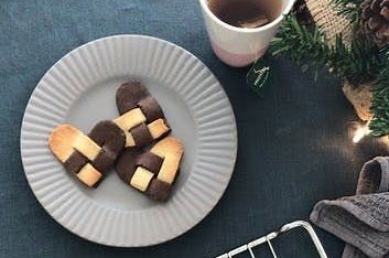 ÈN måned til 1. december! Det skal da fejres med fine, flettede julehjerter i småkagedej! 🎅❤ Se hvordan lige her: https://bit.ly/32xMATn | Jeg elsker kage