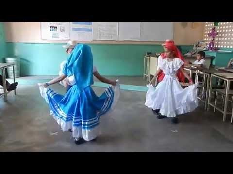 Baile folclórico El Torito Pinto de El Salvador por niños de 1er grado