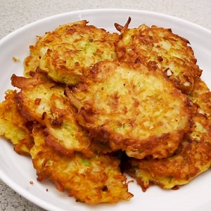 Tess is showing you how to make her dad's favorite holiday latkes in her newest series, Slightly Kosher. Crispy potato pancakes are a hallmark of a great Hanukkah, and Tess is going to make sure you nail 'em this year. Full recipe: http://dlsh.it/bw8wEez | Delish