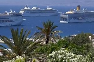 Surtourisme : les bateaux de croisière affluent en Grèce