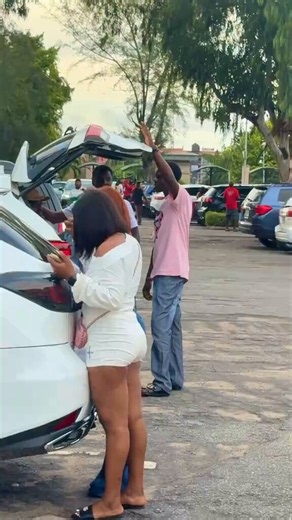 that girl on white is so sily 😭Because of the car, you quickly started siding with the guy instead of your own friend 💔Even after everything he did to both of you 😤Some girls sha 😒