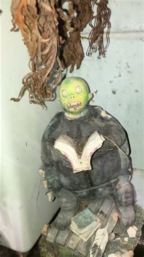 Perrons Tree Frog lives happily with gargoyle and friends.