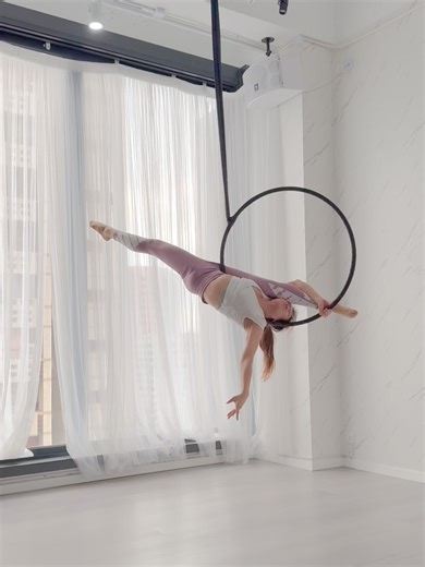 Crystal.W on Instagram: "🪿 呢個係我第一次喺pb學嘅tricks，好適合用呢個咁有意義嘅動作黎宣佈一啲重要決定，順便出賣下 @miss_carama 當年青澀的樣子🤣🙏🏻 - 長話短說，因為有「開心事」👶🏻 所以教埋下個term就暫停教班啦😎一切順利就2026年年尾再見啦（除非Cara炒我啦吓🤣)👋🏼 - 辛苦今個term學生們經常要「開IG睇片」(定你地已經慣左sls)，都幸運地你地叻到連個熱身Routine都記得，肚入面果個先唔洗一齊開合跳😀💙好好珍惜埋剩低時間啦，下次返黎我應該要Intro開始，而你地已經有機會係Lv5師姐了😆等遲啲update多啲當代兒歌再同大家一齊跳啦🤪 #aerialhoop #aerialhooptricks #aeriallyra #aerialdance #aerialhooplove #aerialhoops #aerialaddict #空中呼拉圈 #空中吊環 #空中舞蹈 #lyratricks #lyra #lyrahoops #aeriladdicts #lyralove #aerialmo