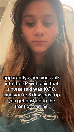 i have something protruding out of my abdominal wall and omg it hurts so bad #chronicillness #surgery #giissues #emergencyroom #hernia