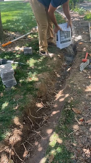 Secure your garden borders—long-lasting edging for clean, defined beds 🧱🌿#backyarddiy #diybackyardmakeover #gardenedging #plantbedborder #landscapingfix #easyproject #cleandesign | DIY Backyard Makeover