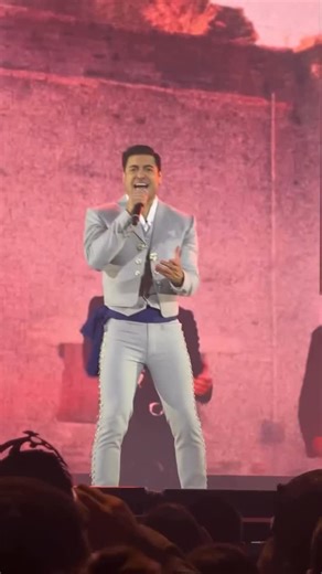 Carlos Rivera CReando Sueños on Instagram: "Estrenando canción!! Carlos Rivera interpretó su nuevo tema #SinDespedida que canta a dueto con Alejandro Fernández, en su concierto de Orizaba, Veracruz. #VidaMéxicoTour"