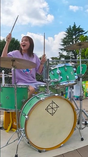 「チェッカーズ/ギザギザハートの子守唄」を超絶楽しく叩く女ドラマー #shorts #ドラム #チェッカーズ