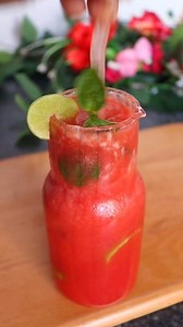 🍉🥤 سموزي البطيخ المكونات: بطيخ مجمد بدون بذر ❄️🍉 2 م.ك عسل نحل 🍯 أو سكر 🧂 📌 طريقة التحضير: 1. نخرج البطيخ من الفريزر. 2. نسيبه 10 دقايق يفك بسيط. 3. نضربه في خلاط قوي ⚡ أو الكبة (مهم جدًا عشان السموزي مابيتعملش بمياه). ملحوظة: مينفعش نضيف مية للسموزي عشان يفضل قوامه تقيل وكريمي. #آيسكريم_بطيخ #سموزي_بطيخ #ستيك_بطيخ_بالشيكولاتة #حلويات_صيفية #وصفات_منعشة | Chef Hoda Hassan-شيف هدي حسن