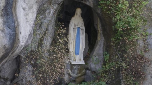 Le Chapelet depuis la Grotte de Lourdes January 18, 2026, tous les jours à 15h30. Faites déposer un cierge https://www.lourdes-france.org/cierge-en-ligne/?p=Y Déposez une intention de prière https://www.lourdes-france.org/intention-priere/?p=Y Lourdes Toutes les retransmissions et tous les reportages officiels du Sanctuaire Notre-Dame de Lourdes (France) réalisés pour le site https://www.lourdes-france.com/lourdesplus/ et diffusés sur Lourdes . S’inscrire à la lettre des Amis de Lourdes https://